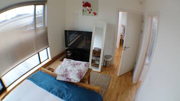 Departamento, 4 habitaciones | Sala de estar | Televisión LCD de 50 pulgadas con canales vía satélite y televisión