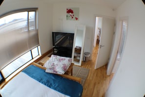 Apartment, 4 Schlafzimmer | Wohnzimmer | 50-Zoll-LCD-Fernseher mit Satellitenempfang, Fernseher, DVD-Player