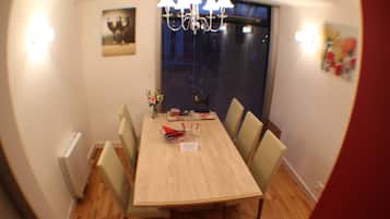 Apartment, 4 Bedrooms | In-room dining