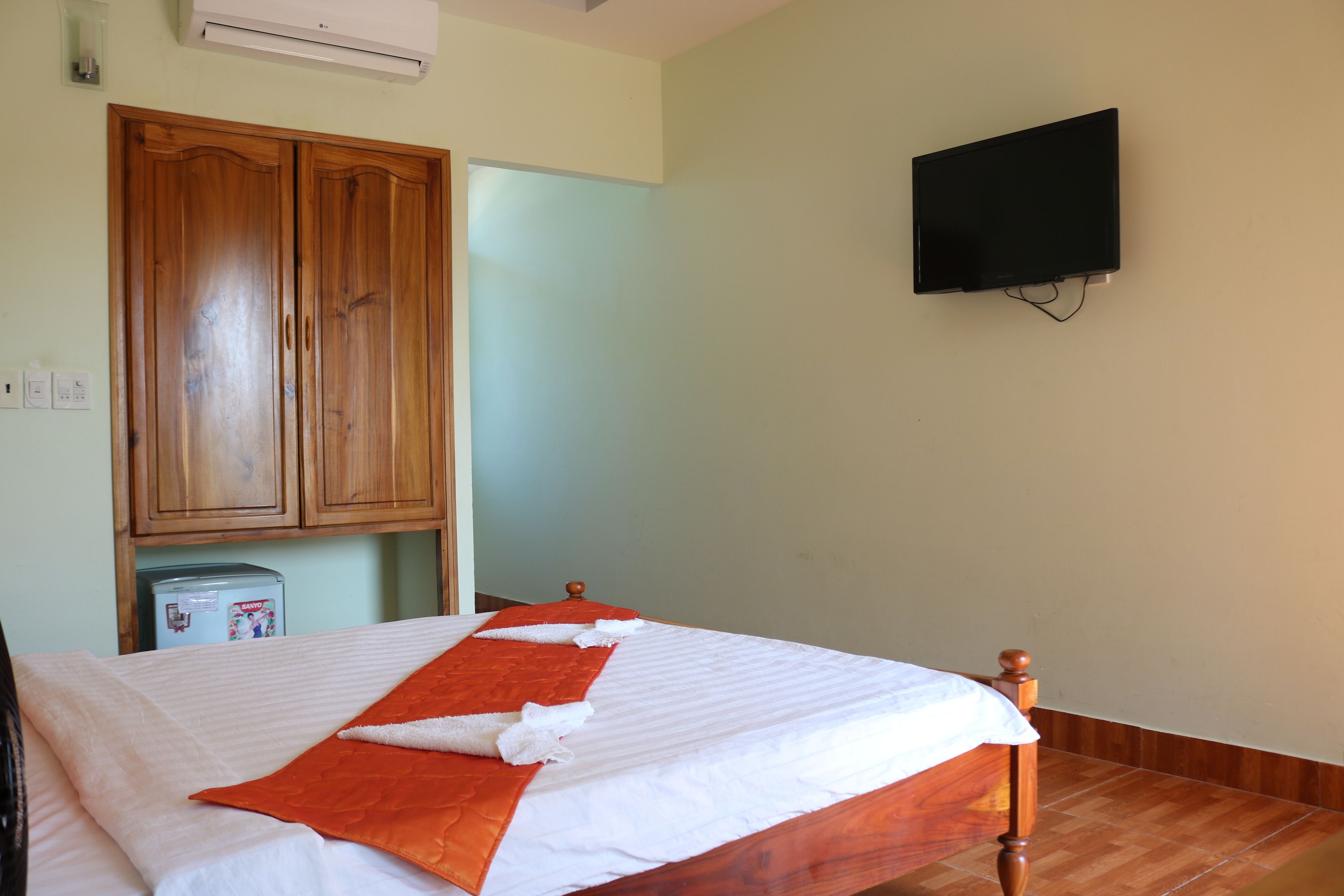 minibar, in-room safe, desk, free wifi