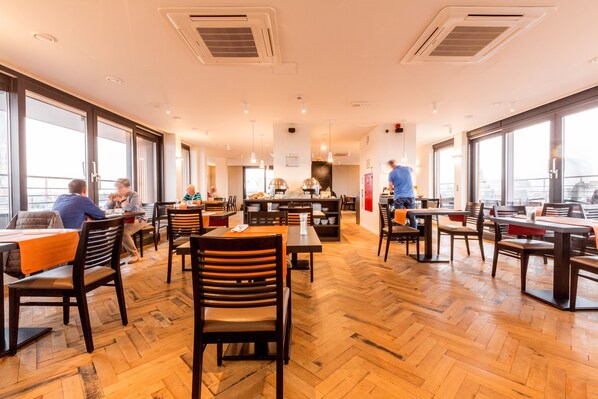 Tägliches Frühstücksbuffet (25 EUR pro Person)