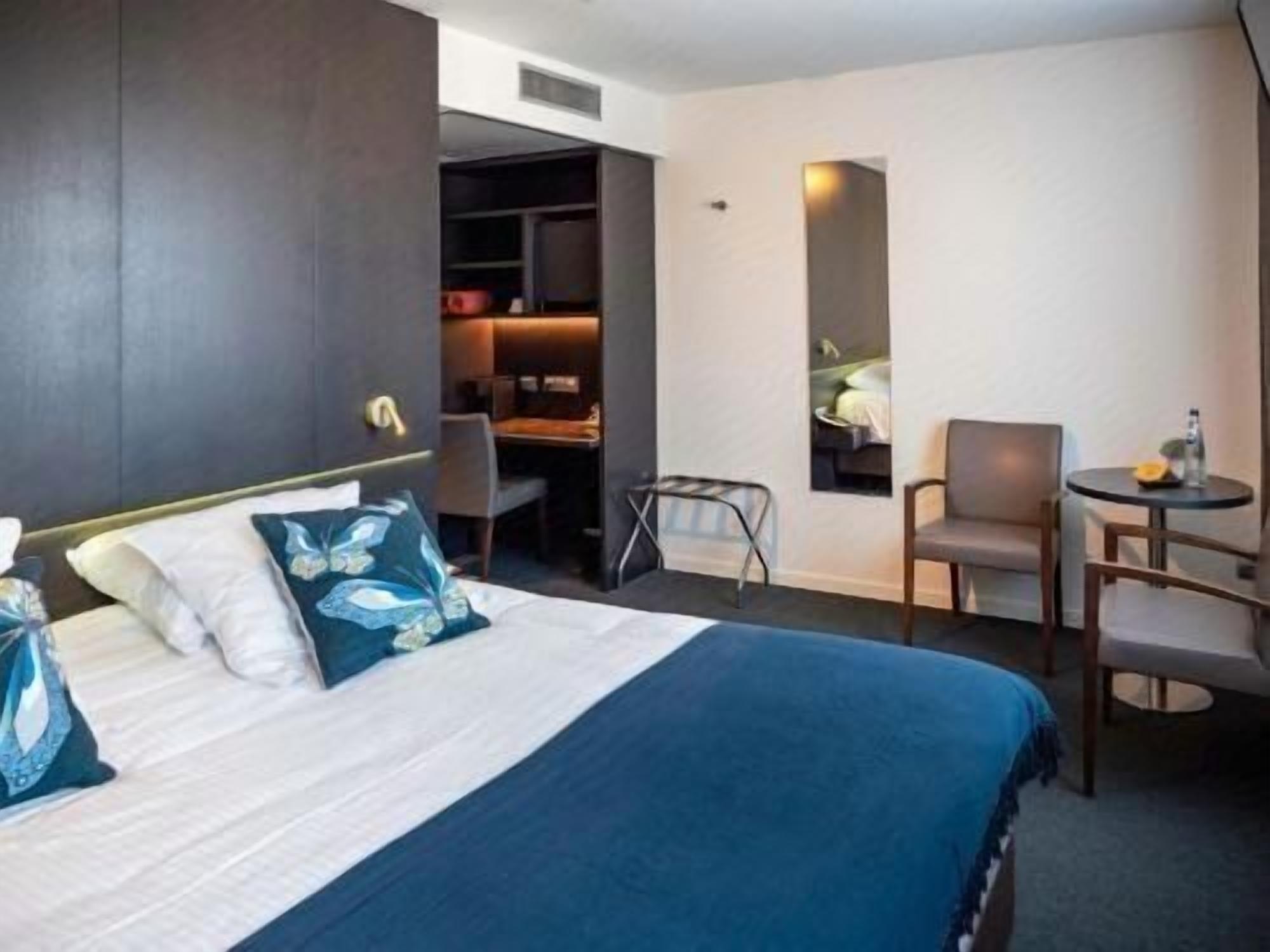 Minibar y caja de seguridad en la habitación 