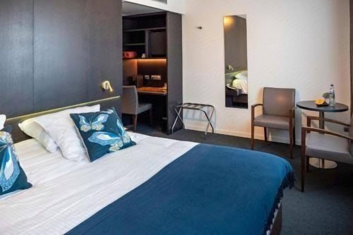 Minibar y caja de seguridad en la habitación