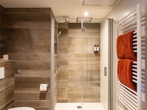 Eco-friendly toiletries, hair dryer, towels, soap - Tower Hotel (Aalst)