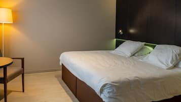 1 kamar tidur, minibar, brankas, dan ruang kerja ramah laptop