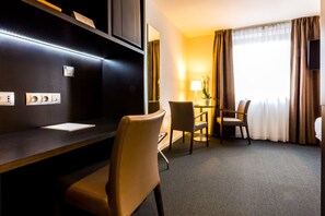 Superior Triple Room, Accessible | Minibar, in-room safe, laptop workspace, blackout drapes - Tower Hotel (Aalst)