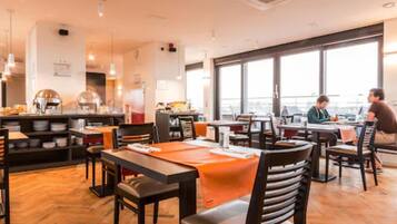 Bữa sáng buffet hàng ngày (25 EUR/mỗi người)