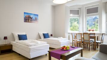 Hochwertige Bettwaren, laptopgeeigneter Arbeitsplatz