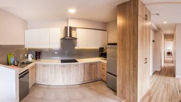 Refrigerador con congelador, microondas y parrilla de estufa