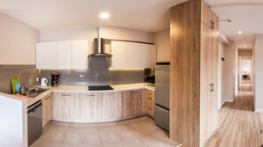 Grand réfrigérateur, micro-ondes, plaque de cuisson, lave-vaisselle