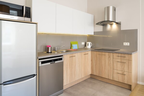 Refrigerador con freezer, microondas, placa de cocina, lavavajillas