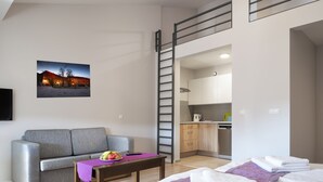 Ropa de cama de alta calidad y espacio para trabajar con laptop 