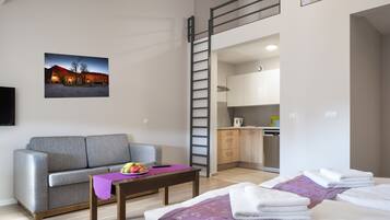 Hochwertige Bettwaren, laptopgeeigneter Arbeitsplatz