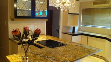 Deluxe Villa, Non Smoking, Garden View | Private kitchen | Full-size fridge, microwave, stovetop, coffee/tea maker