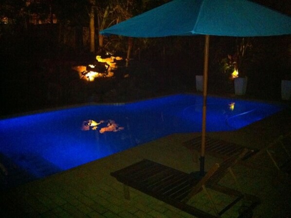 حمّام سباحة خارجي موسمي، مظلات على حمّام السباحة، مقاعد للتشمس