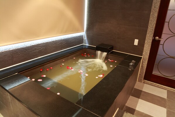 Superior Quadruple Room | Deep soaking bathtub - Spring Breeze Motel (Hualien City)