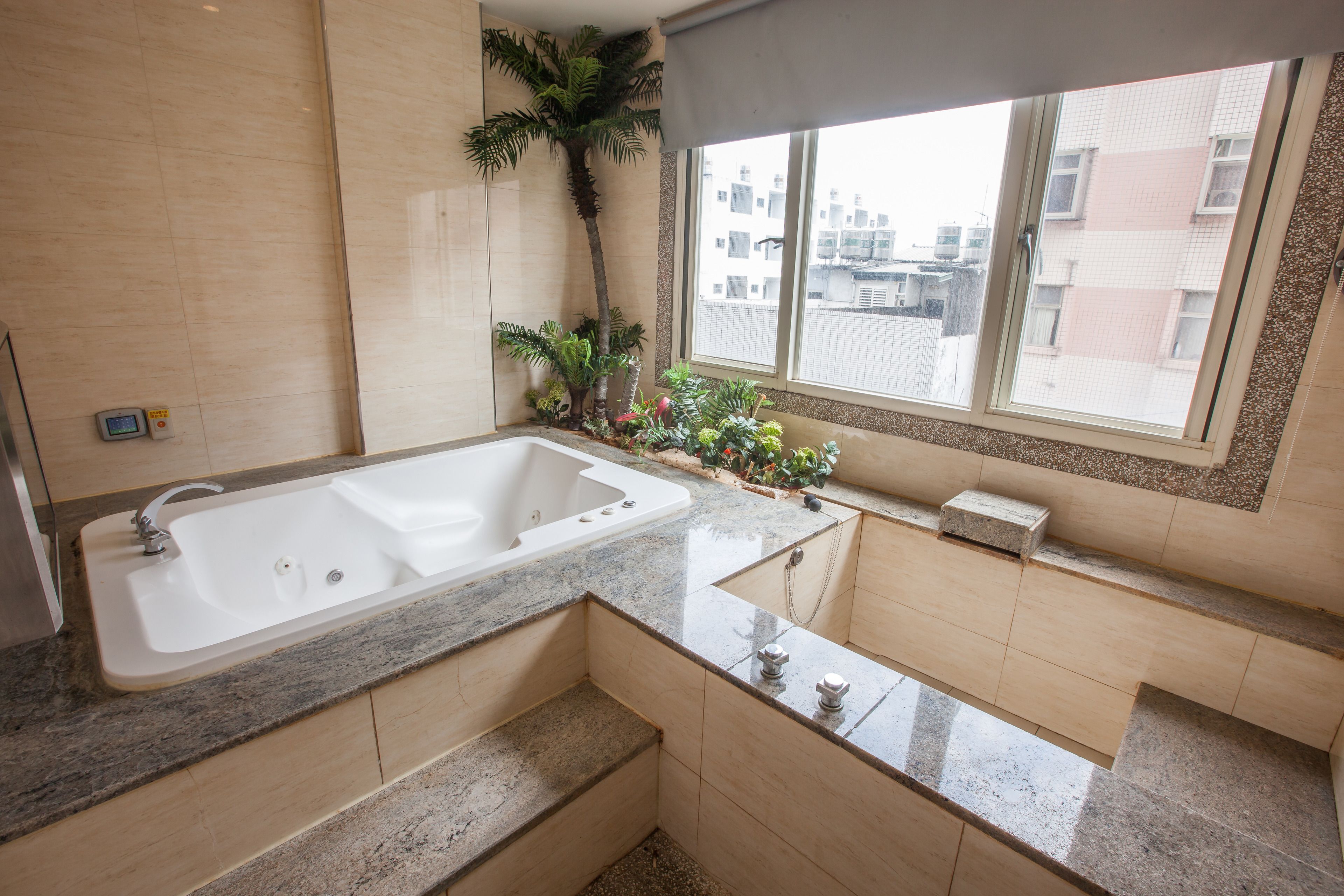 deluxe double room | bathroom | combined shower/bathtub, spring water bathtub, free toiletries