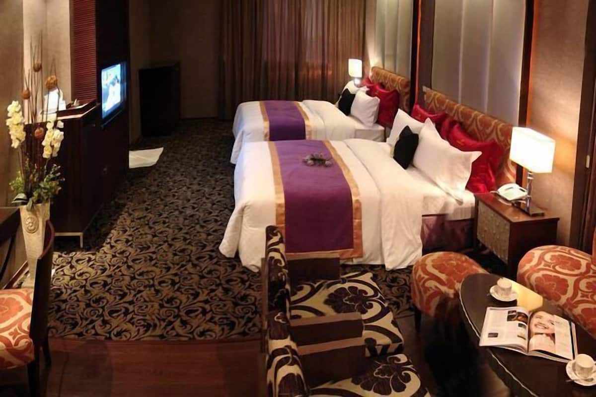 Premium bedding, desk, free cribs/infant beds, free WiFi