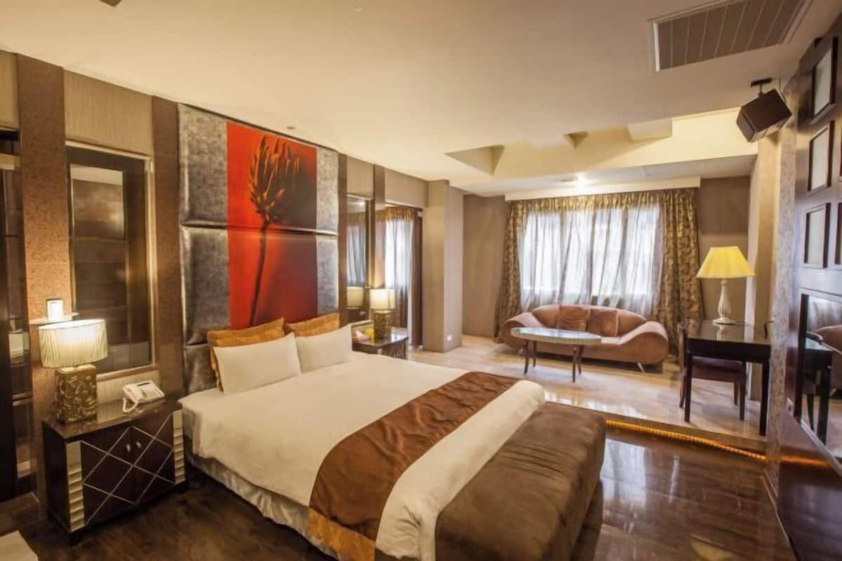 Premium bedding, desk, free cribs/infant beds, free WiFi