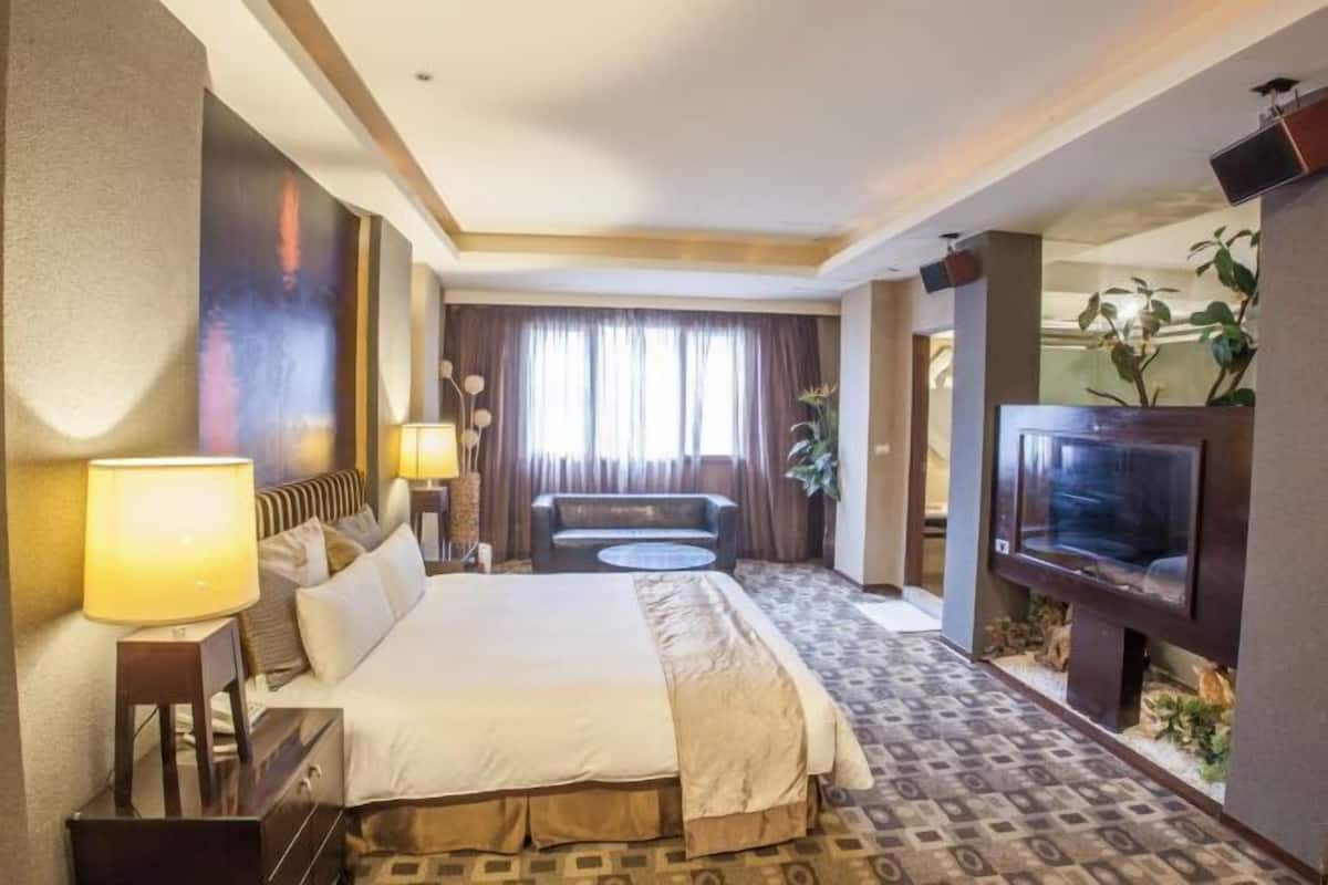 Premium bedding, desk, free cribs/infant beds, free WiFi