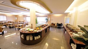 A spacious buffet area with a central island, multiple seating arrangements, and a clean, well-lit environment. - Spring Breeze Motel (Hualien City)