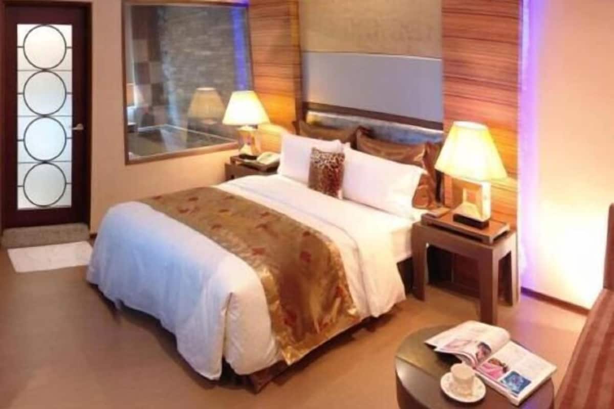 Premium bedding, desk, free cribs/infant beds, free WiFi