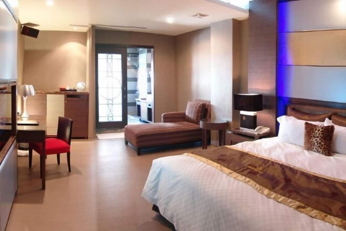 Premium bedding, desk, free cribs/infant beds, free WiFi