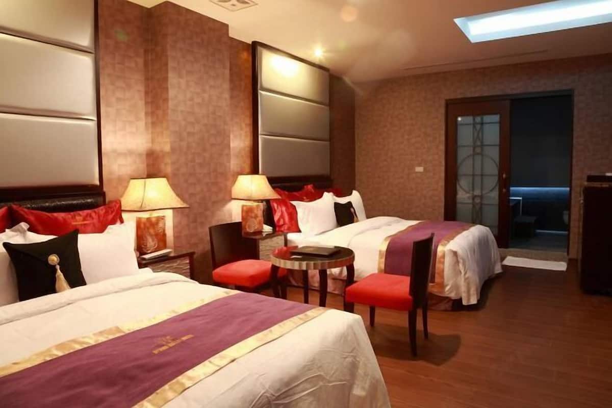 Premium bedding, desk, free cribs/infant beds, free WiFi