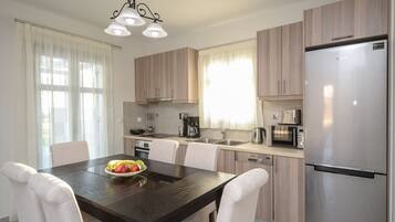 Ruokailu omassa huoneessa