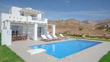 4 buitenzwembaden, ligstoelen bij het zwembad