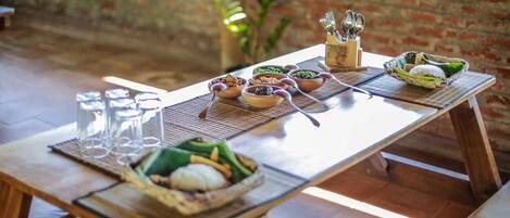 Sarapan prasmanan setiap hari (USD 5 per orang)