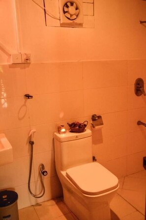 Barraca superluxo, vista para o parque | Banheiro | Chuveiro, produtos de toalete grátis, secador de cabelo 