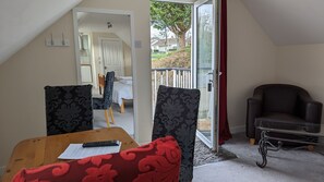 Premium bedding, desk, laptop workspace, free WiFi - Ivybridge Guest House (Goodwick)