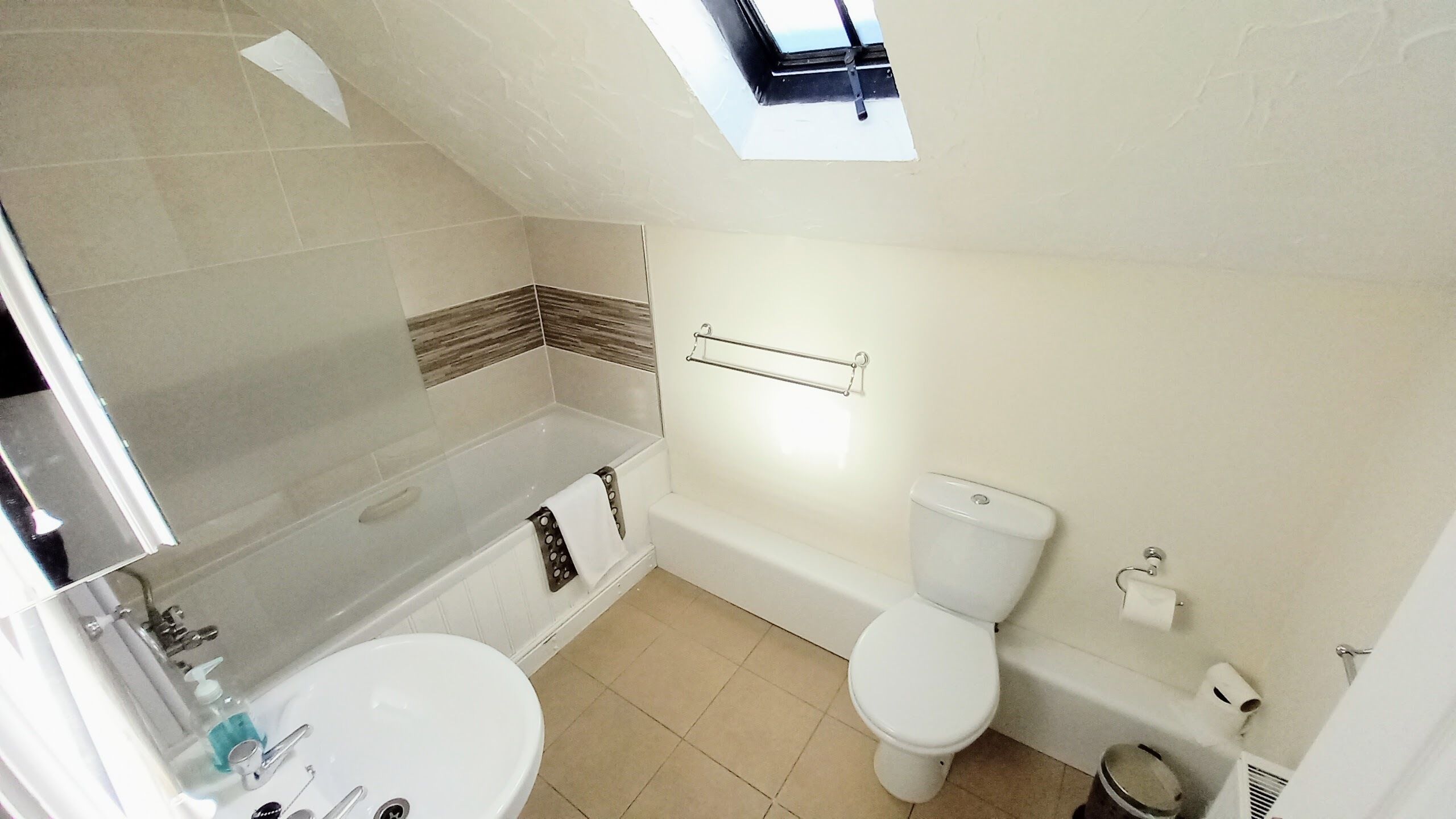 Une salle de bain avec une baignoire, des toilettes et un lavabo.