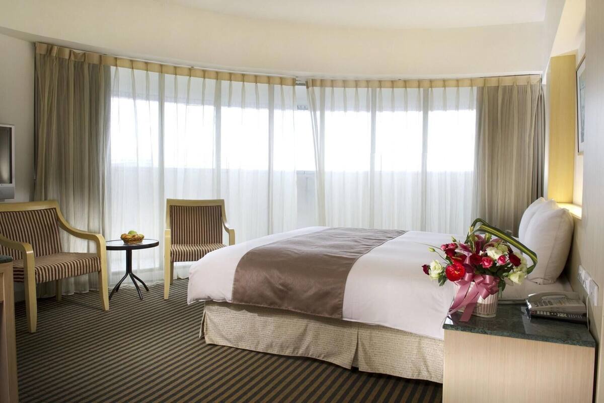 Premium bedding, down comforters, minibar, desk