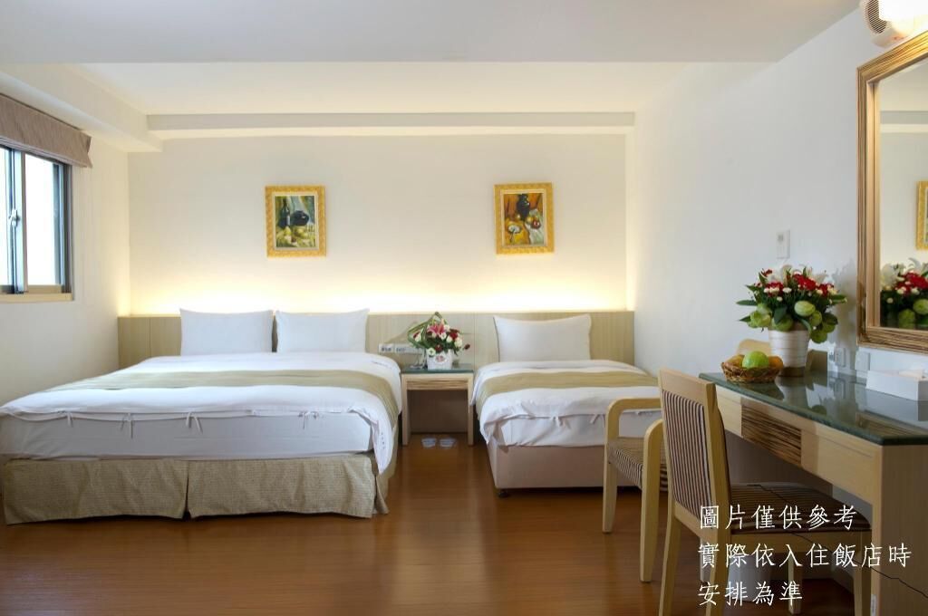 Bộ đồ giường cao cấp, chăn bông, minibar, bàn 