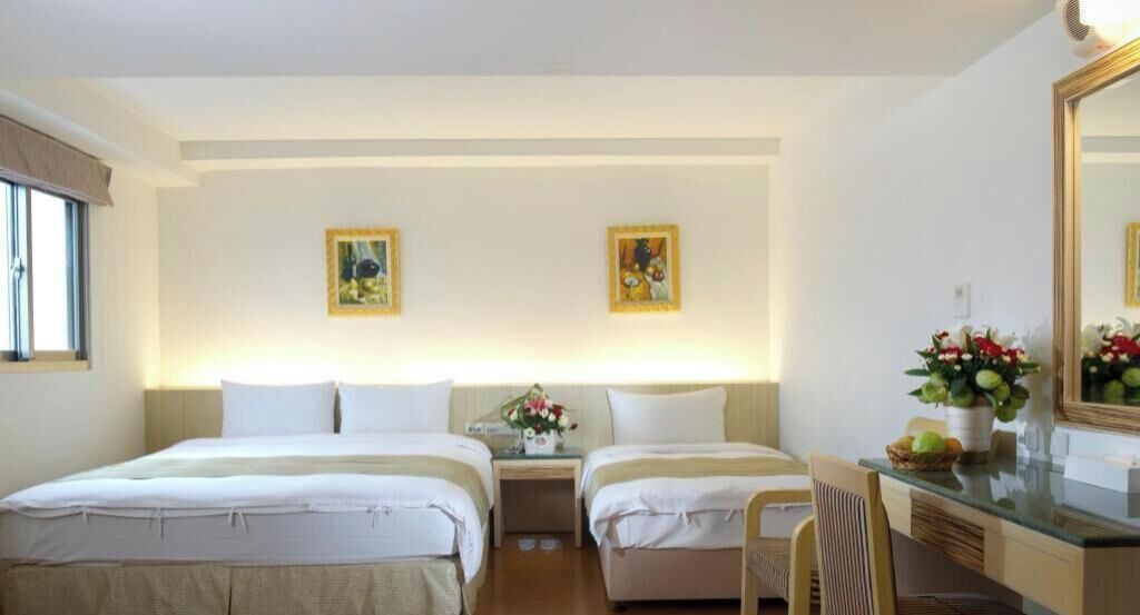 Sengetøy av topp kvalitet, dundyner, minibar og skrivebord