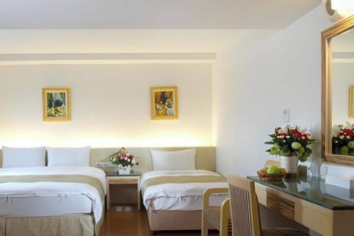 Roupas de cama premium, edredons de pluma, frigobar, escrivaninha