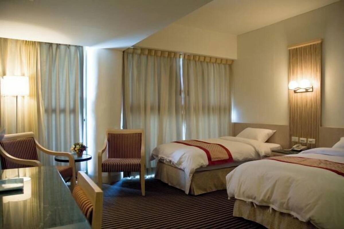 Premium bedding, down comforters, minibar, desk