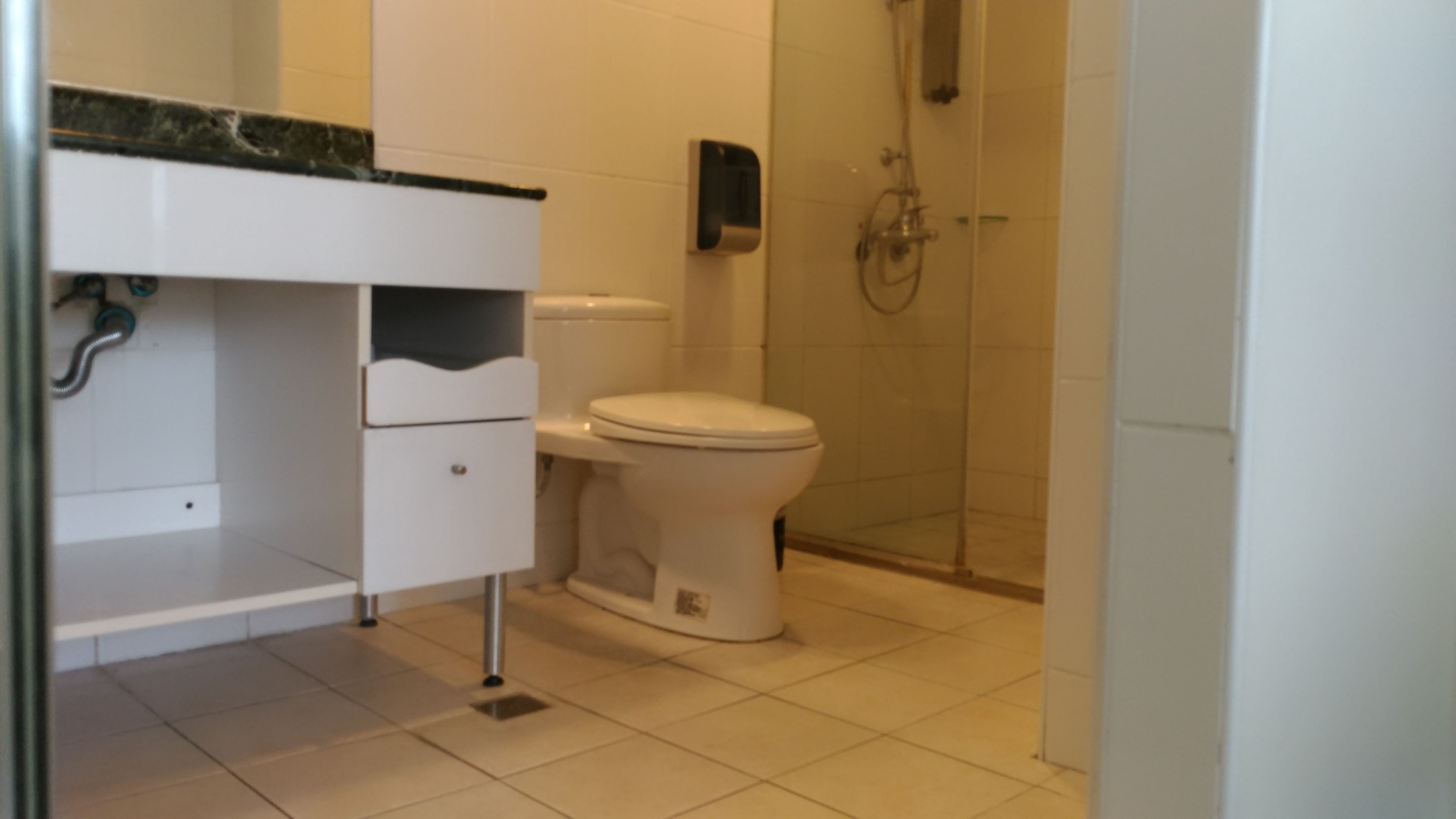 deluxe double room | bathroom | shower, rainfall showerhead, free toiletries, hair dryer