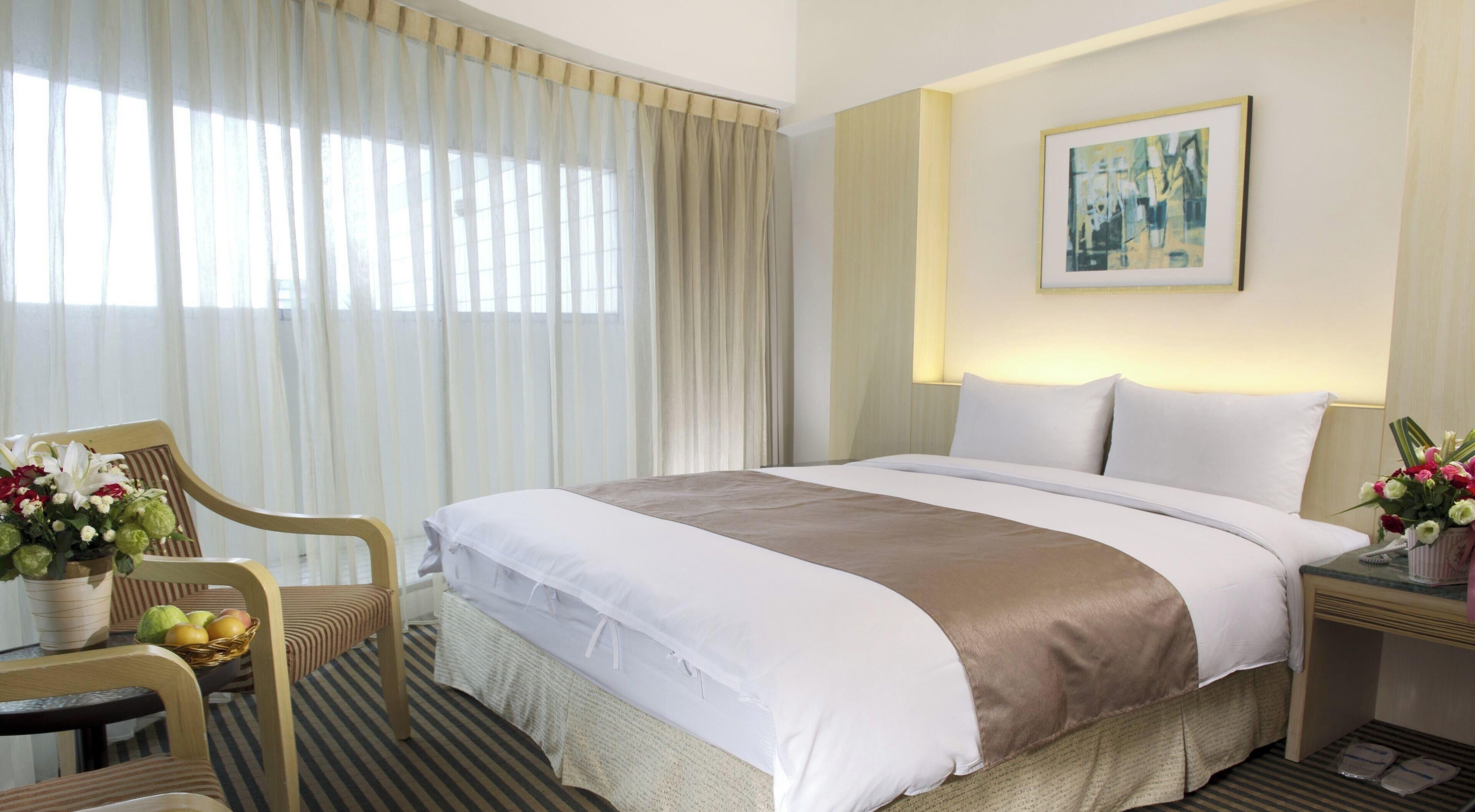 Sengetøy av topp kvalitet, dundyner, minibar og skrivebord