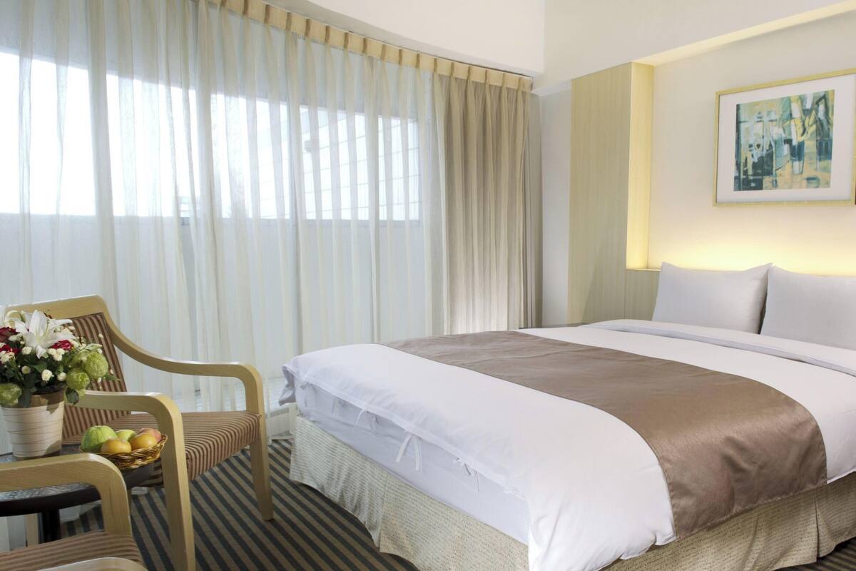 Roupas de cama premium, edredons de pluma, frigobar, escrivaninha