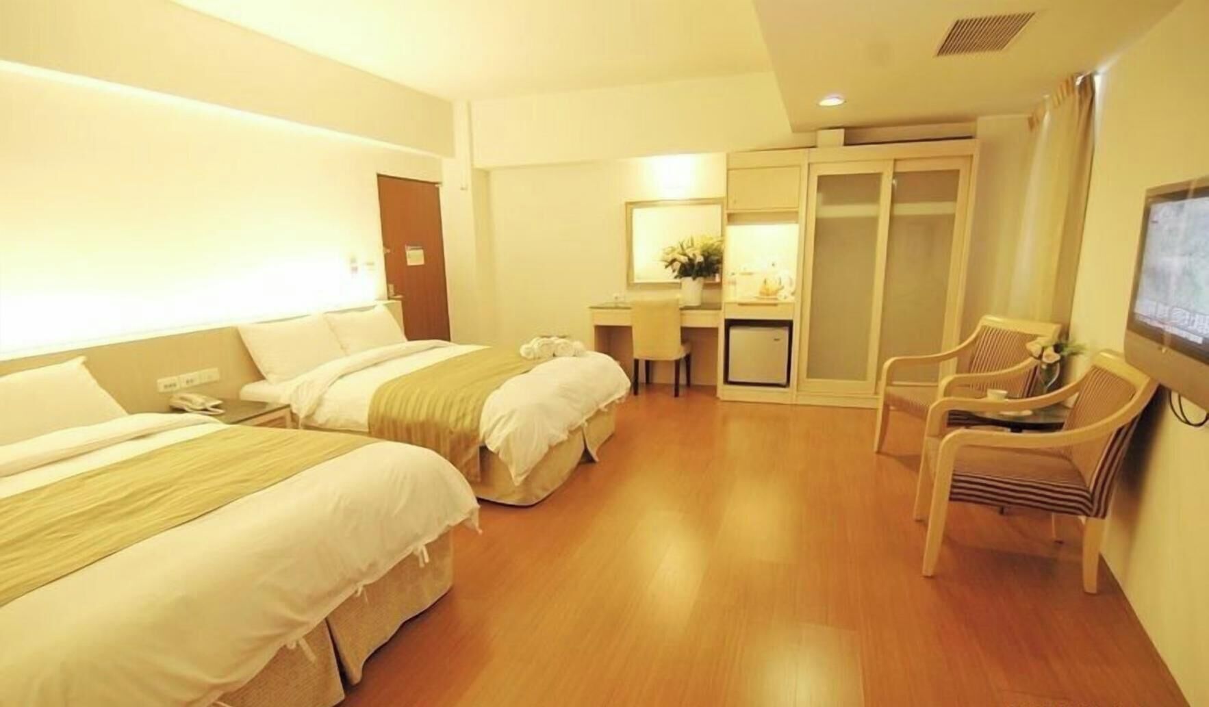 Sengetøy av topp kvalitet, dundyner, minibar og skrivebord