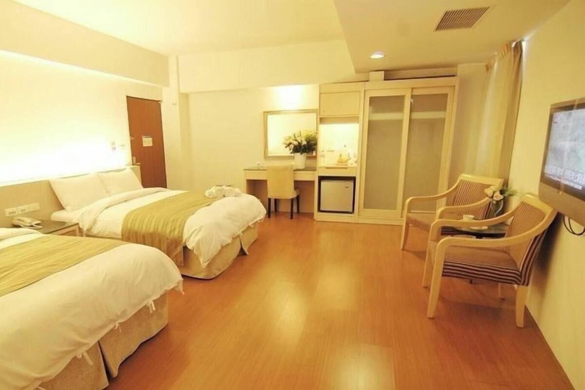 Roupas de cama premium, edredons de pluma, frigobar, escrivaninha