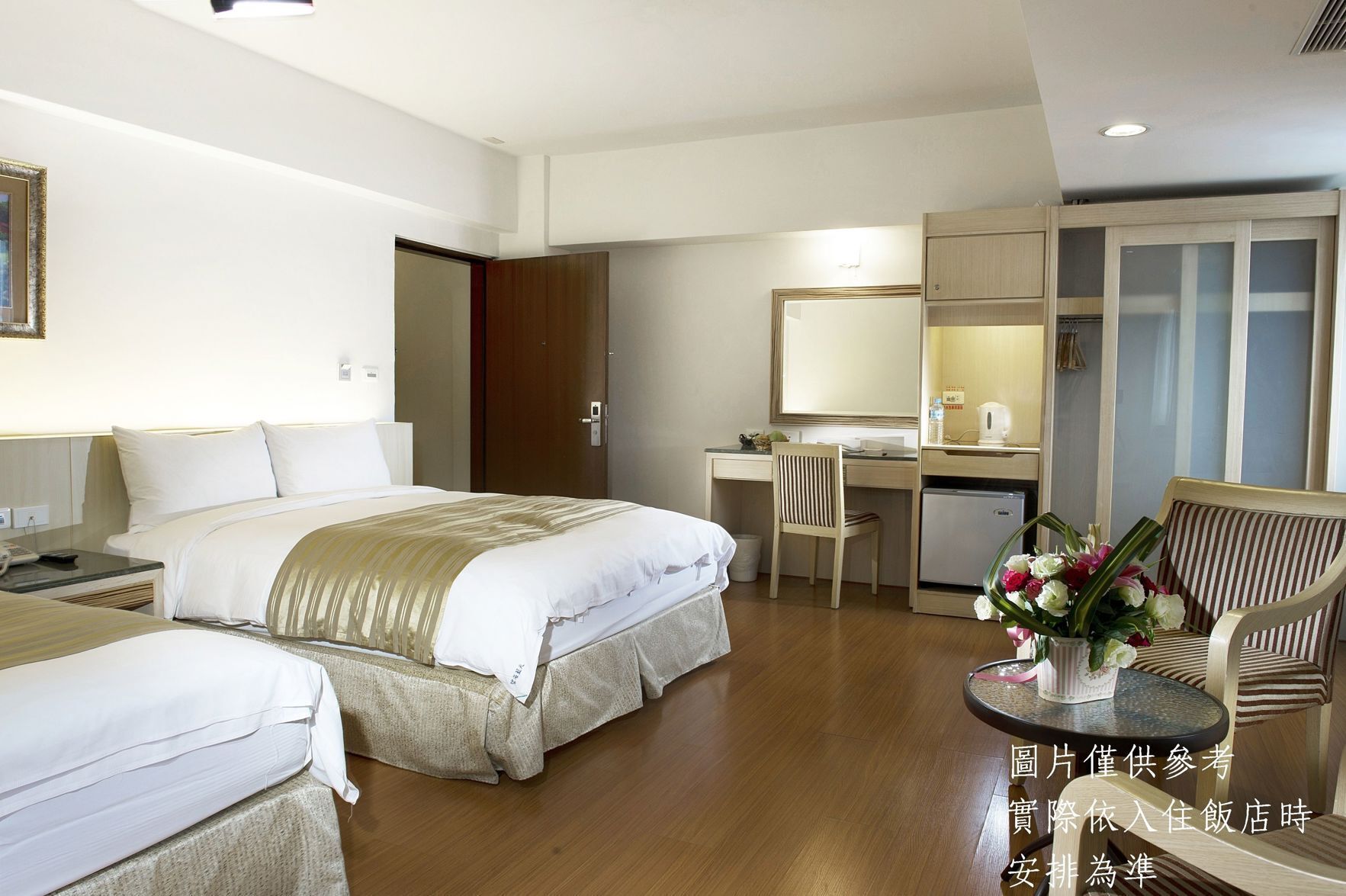 Bộ đồ giường cao cấp, chăn bông, minibar, bàn 