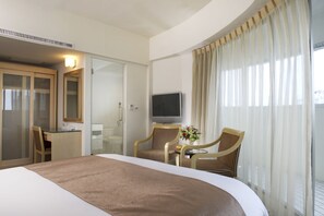 Roupas de cama premium, edredons de pluma, frigobar, escrivaninha
