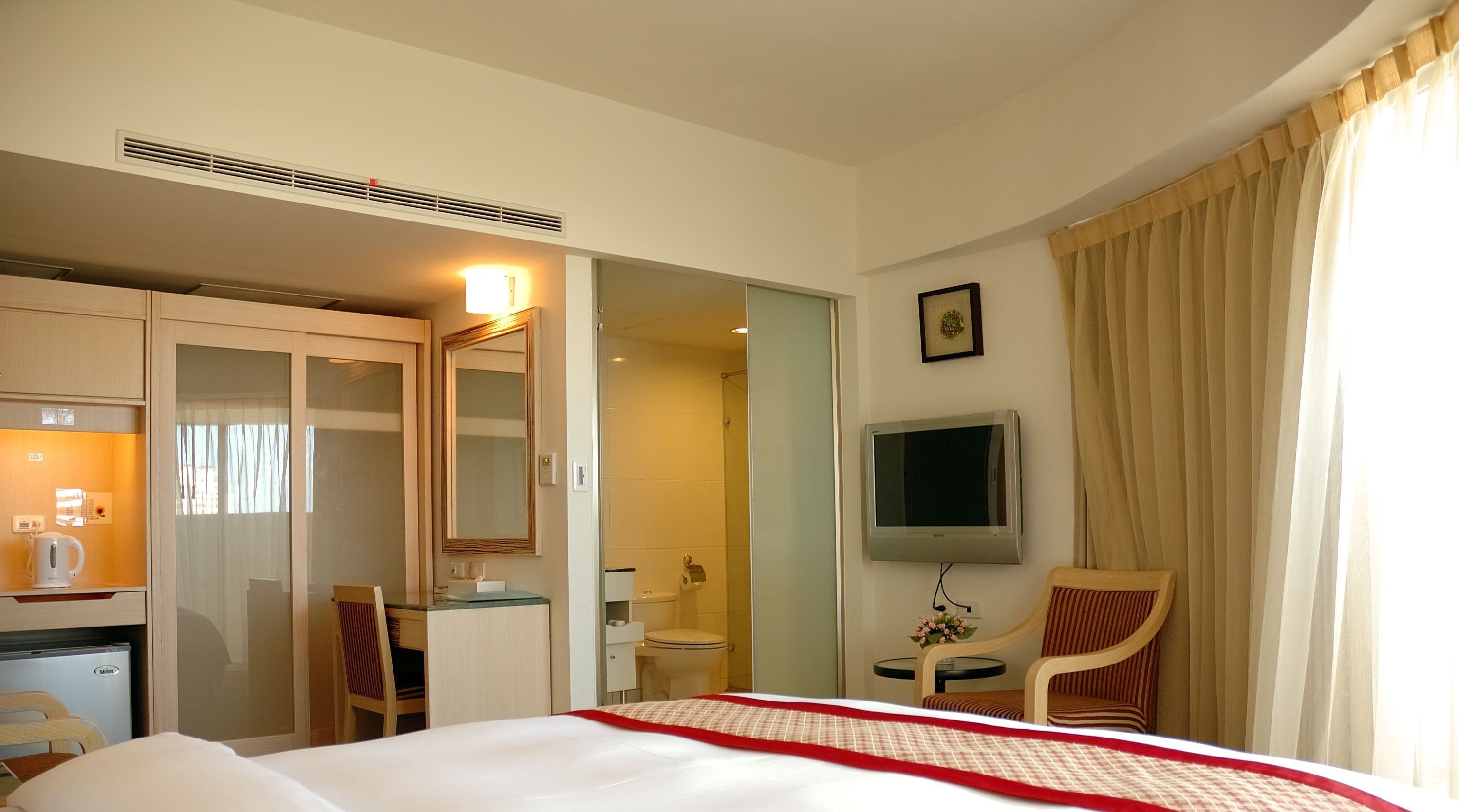 Bộ đồ giường cao cấp, chăn bông, minibar, bàn 