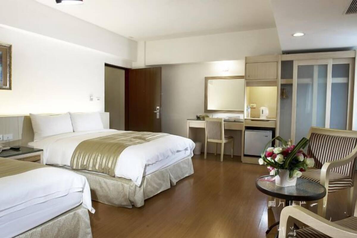 Ropa de cama de alta calidad, cubrecamas, minibar y escritorio