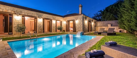 Luxury-Villa, 3 Schlafzimmer, eigener Pool | Außenpool | Außenpool, Sonnenschirme, Liegestühle