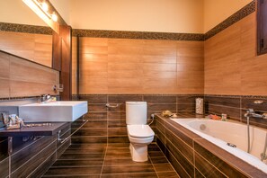 Luxury-Villa, 3 Schlafzimmer, eigener Pool | Badezimmer | Badewanne, Komfortbadewanne, Designer-Toilettenartikel, Haartrockner